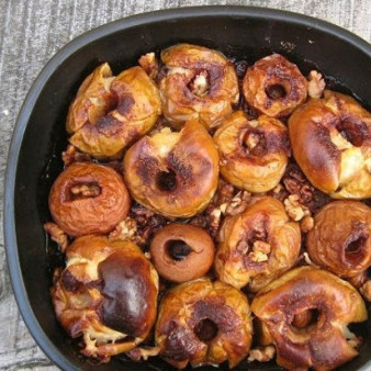Запеченные яблоки с орехами
