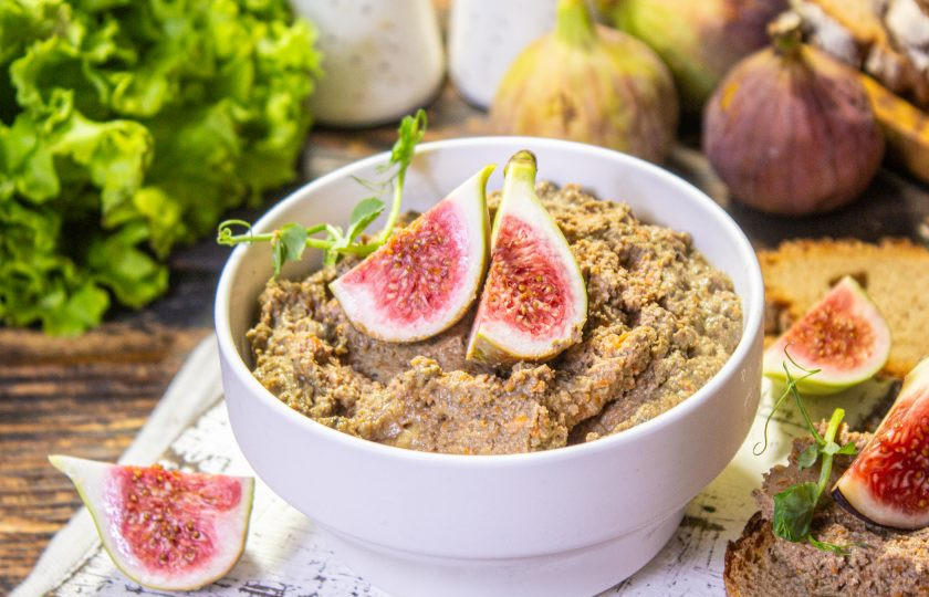 1. Этап. Паштет с инжиром: Вкуснейший паштет готов! Подавайте его с хрустящим хлебом.