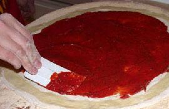 1. Этап. Пицца с беконом: Добавляем томатный чесночный соус. Оставьте края коры свободными.