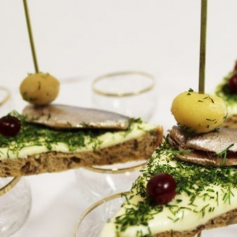 Бутерброды с килькой