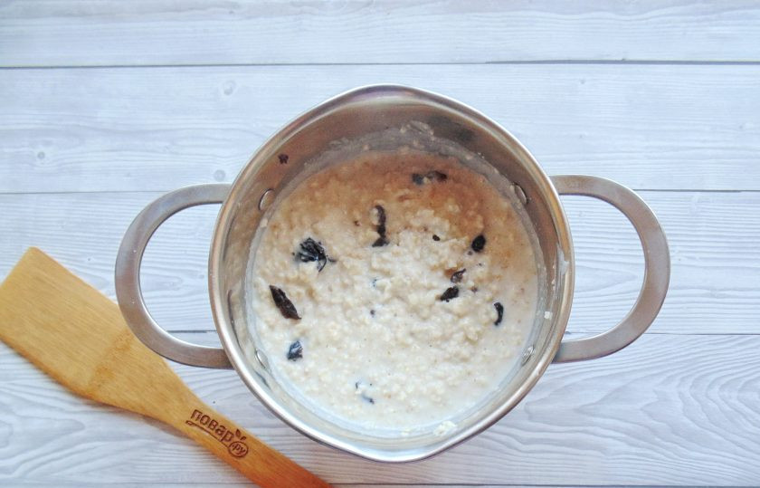 1. Этап. Овсянка с черносливом: Перемешайте овсянку с черносливом и выключайте плиту.
