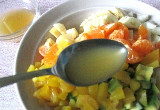 1. Этап. Фруктовый салат «Ассорти»: Добавить апельсиновый сок и перемешать.