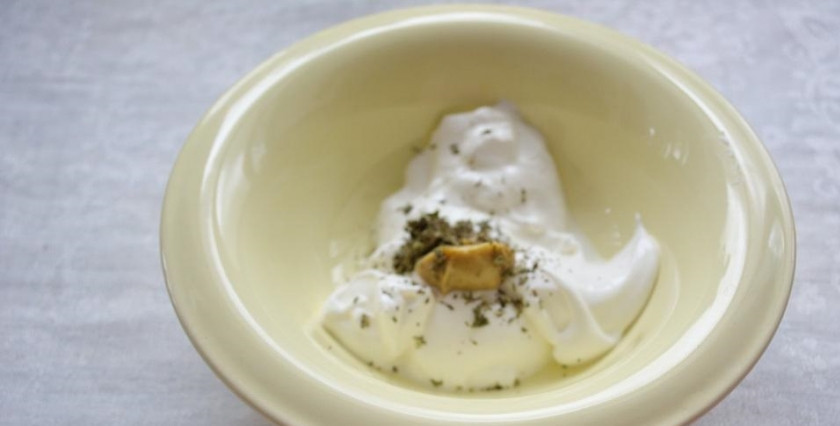 1. Этап. Салат Марсель: 7. Тем временем в отдельной мисочке смешать сметану и горчицу. Поперчить по вкусу и при желании добавить сушеные травы.