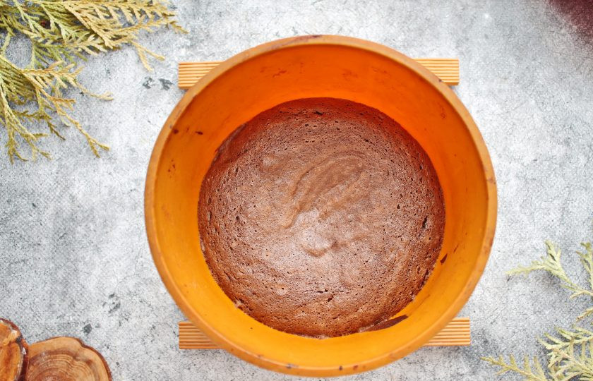 1. Этап. Шоколадный бисквит на белках: Поставьте форму с тестом в горячую духовку и выпекайте при температуре 180 градусов в течение 30-35 минут до готовности.