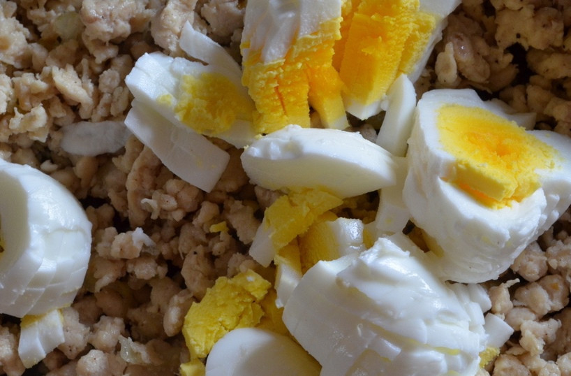 1. Этап. Блинчики с фаршем и яйцом: Отварите яйца, очистите, порежьте и добавьте в фарш.