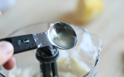 1. Этап. Крем для булочек Синнабон: 4. И немного сока лимона.