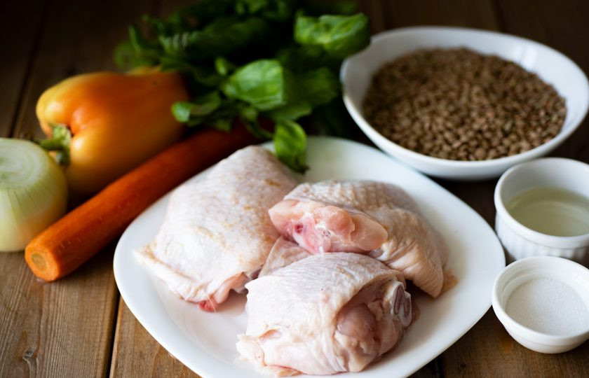 1. Этап. Зеленая чечевица с курицей: Все ингредиенты сразу же подготовьте. Чечевицу промойте в холодной воде, используя сито. Лук и морковь почистите, ополосните. Куриные части также промойте в холодной воде. Болгарский перец освободите от семян и плодоножки, мякоть промойте в проточной воде.