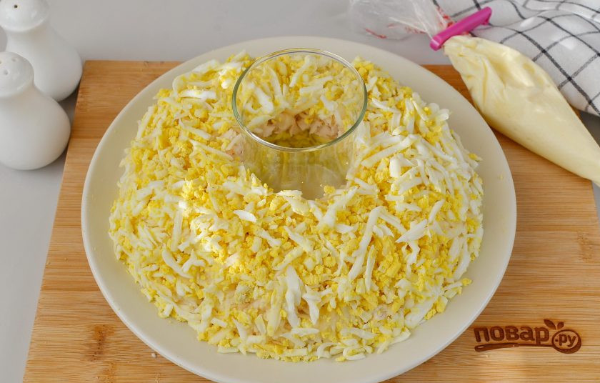 1. Этап. Салат Гранатовый браслет с курицей и яблоком: Далее слой тертых яиц.