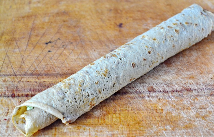 1. Этап. Блинчики из печени говяжьей: 8. Завернуть плотным рулетом. Перед подачей блинчики из печени говяжьей в домашних условиях можно нарезать пополам и подавать со сметанным соусом, например.