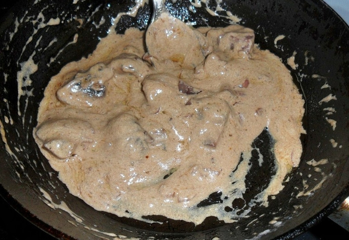 1. Этап. Балык на кости: Параллельно нужно обжарить шампиньоны с луком на смеси из растительного и сливочного масла. Не забудьте добавить сливки и потушить все вместе еще 5 минут.