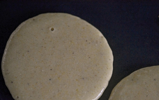 1. Этап. Оладьи из кукурузной муки: 3. Как следует разогрейте сковороду. Лучше всего использовать с тефлоновым покрытием, чтобы не добавлять при жарке масло. Ложкой выкладывайте тесто на сковороду.