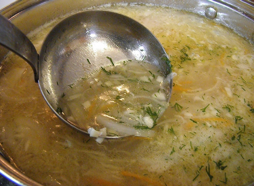 1. Этап. Щи суточные из квашеной капусты: Добавьте в суп мучную заправку, но чтобы не свернулась мука комочками, вливайте на сковороду бульон и часто перемешивайте ложкой, пока смесь не станет однородной, только после этого заправку можно ввести в суп. Добавьте мелко рубленный укроп и чеснок. Проварите суп пару минут — и выключайте.