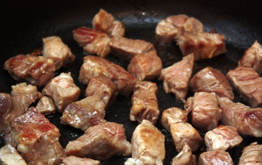 1. Этап. Плов в горшочке в духовке: Мясо нарезаем небольшими кусочками и слегка обжариваем на растительном масле на сковородке.