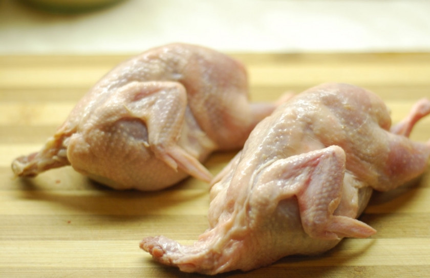 1. Этап. Жареные перепелки: Перепелок промойте, удалите перья, если где остались. Тушки разрежьте вдоль грудки и выпотрошите, удалите внутренности.