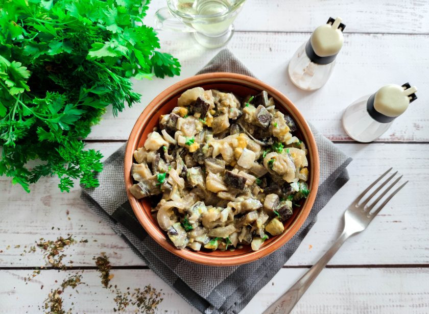 1. Этап. Салат из жареных баклажанов с майонезом: Салат из жареных баклажанов с майонезом готов. Приятного аппетита!