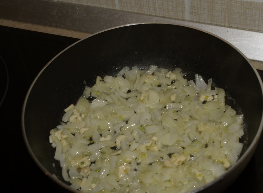 1. Этап. Чупе из морепродуктов по-чилийски: Нарезанный лук немного обжарить на сливочном масле, добавить порезанный чеснок.