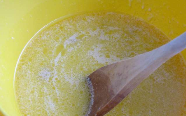 1. Этап. Брусничный пирог со сметаной: 2. Смешаем растопленное масло, дрожжевую смесь, яйца и сахар. Перетираем до однородности. Затем всыпаем муку. тесто должно быть мягкое. Вымешиваем и оставим на час подняться.