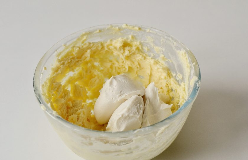 1. Этап. Морковный торт без яиц: Затем добавьте творожный сыр, взбейте миксером на высокой скорости до однородной консистенции.