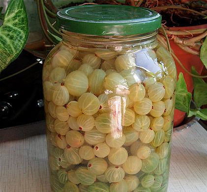 1. Этап. Варенье из крыжовника в микроволновке: 4. Сразу же, не давая остыть, переливаем в стерильные баночки и закатываем на зиму. Готово!