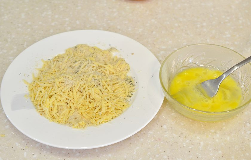 1. Этап. Палочки из баклажанов: Смешайте в тарелке сухари, сыр и травы. Яйцо в отдельной миске взбейте вилкой.