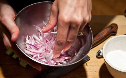 1. Этап. Салат из сладкой кукурузы: 3. Лук немного посолить и дать постоять минут 20. Затем промыть и просушить его.