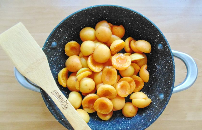 1. Этап. Жареное варенье из абрикосов на сковороде: Выложите абрикосы в сковороду с толстым дном.