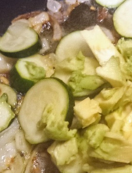 1. Этап. Суп-пюре с авокадо и цуккини: Добавить нарезанный авокадо.