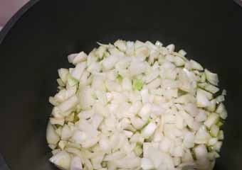 1. Этап. Кабачковая икра без перца: В глубокой сковороде нагреваем растительное масло и обжариваем в нем лук до легкого золотистого цвета.