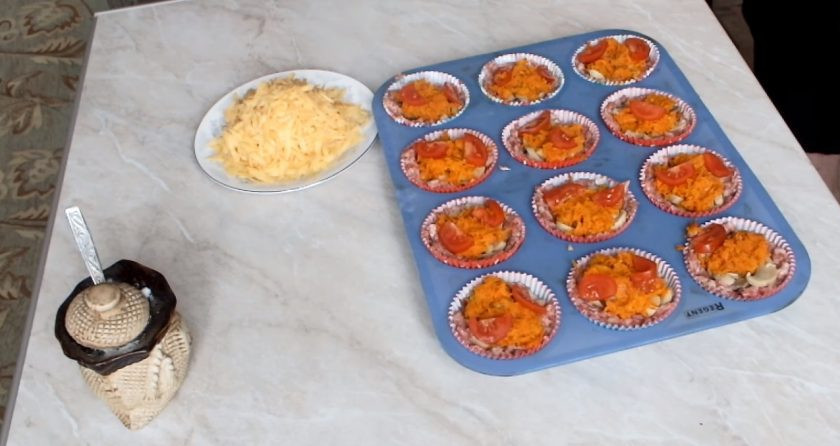 1. Этап. Мясные корзиночки с грибами: Порежьте помидоры небольшими кусочками и отправляйте запекаться корзиночки в заранее разогретую духовку до 180 градусов на 30 минут.