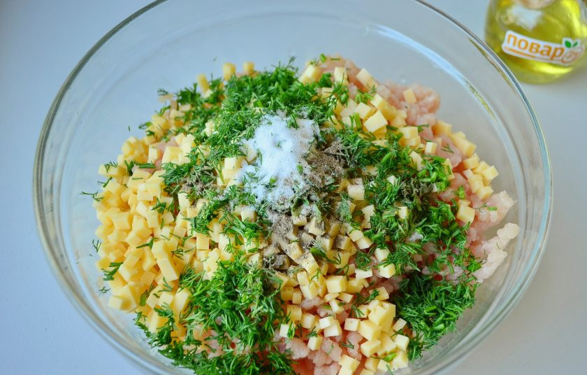 1. Этап. Куриные колбаски с сыром для гриля: 6. Добавьте рубленую зелень, сыр, соль, перец черный молотый и стакан ледяной воды. Перемешайте все тщательно. Количество соли – по вкусу, я кладу 1 ч. л. с горкой.