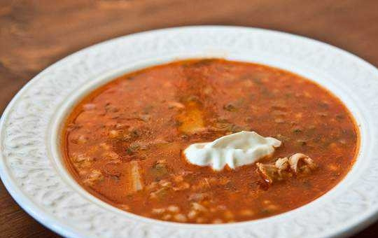 1. Этап. Вкусный рассольник: Подавайте рассольник со сметаной. Приятного аппетита!