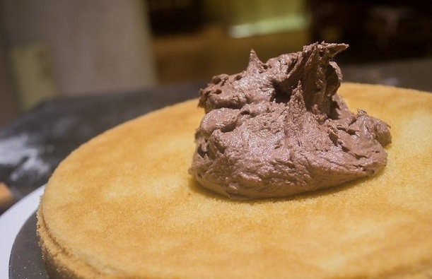 1. Этап. Очень простой и вкусный торт: 5. Выложите один корж и смажьте его кремом.