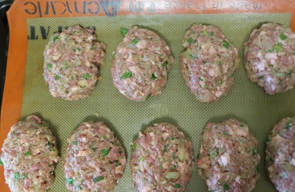 1. Этап. Котлеты из утки: 6. Из готового фарша сформируйте небольшие котлетки, выложите их на противень. Параллельно разогрейте духовку до 200 градусов примерно.