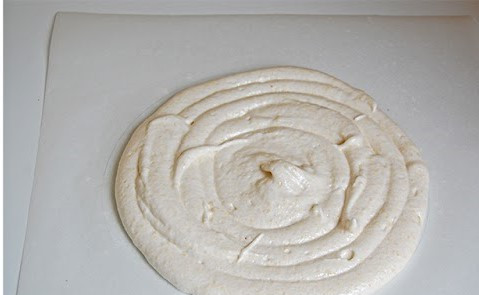 1. Этап. Торт Царский: На противень, застеленный пергаментом выкладываем два одинаковых коржа (около 20 см диаметром).