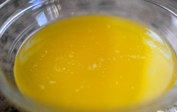 1. Этап. Мексиканское свадебное печенье: 1. Нарезать сливочное масло на кусочки и растопить в кастрюльке на слабом огне. Появляющуюся пену на поверхности сразу удалять. Выключить огонь и оставить на 5 минут. Аккуратно процедить масло, убедившись, что в нем не осталось твердых частиц. У вас должен получиться примерно 1 стакан.