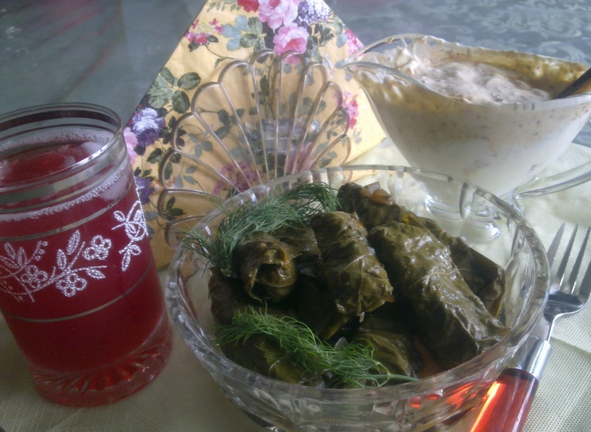 1. Этап. Голубцы из виноградных листьев: Готовые голубцы из виноградных листьев подают с пылу с жару с пикантным сметанным соусом с чесноком и зеленью. Очень вкусно! Приятного аппетита!