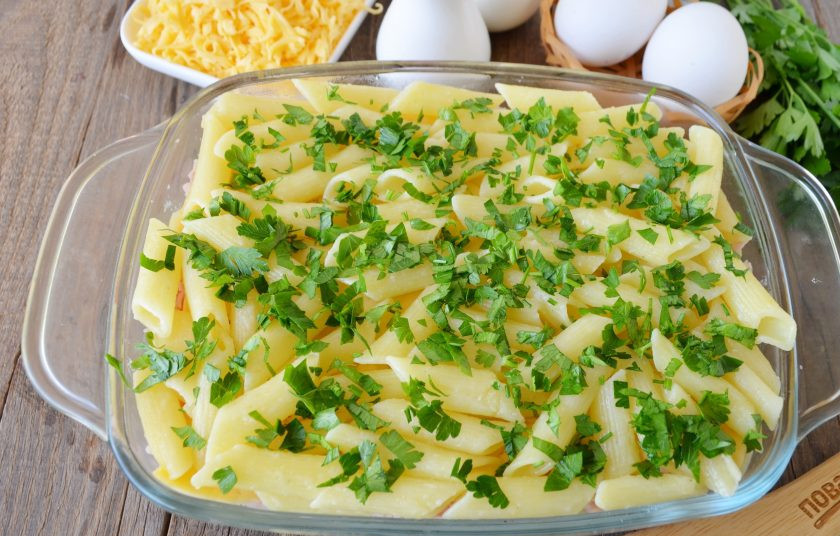 1. Этап. Пирог из пасты Вива Италия: И так повторяйте слои, пока не закончатся продукты. Старайтесь делать тонкие слои, но много раз. Макароны посыпьте рубленой петрушкой.
