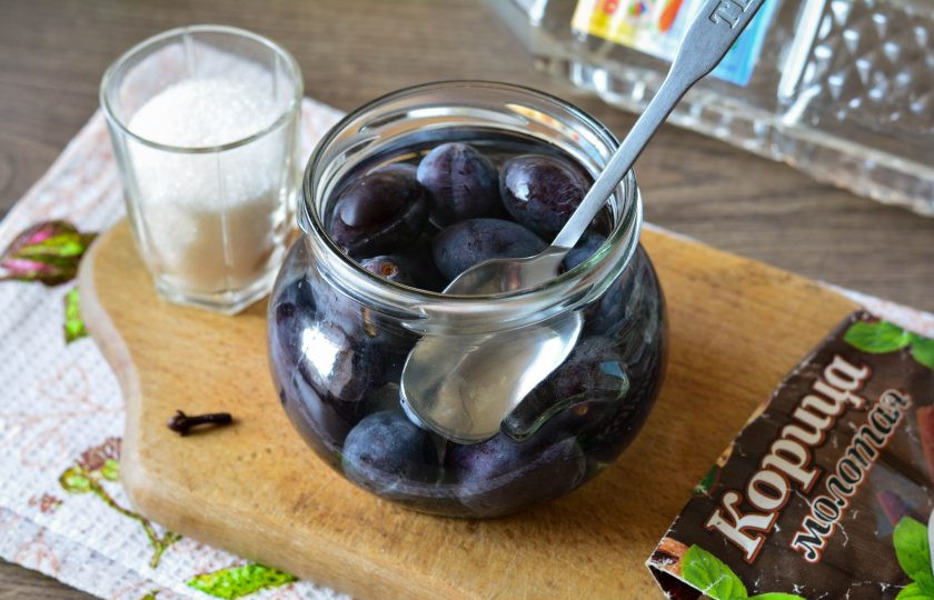 1. Этап. Маринованная слива Венгерка: Залейте сливы кипятком и оставьте под крышкой на 15-20 минут, чтобы выделился сок.