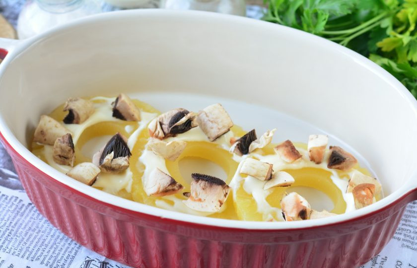 1. Этап. Ананасы под сыром в духовке: Распределите равномерно грибы по кольцам ананасов.