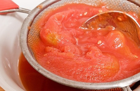 1. Этап. Курица по-милански: Теперь при помощи дуршлага отделаем томаты от сока. Томаты перетираем до состояния пюре, предварительно очистив от кожицы, и соединяем с соком, перемешиваем.