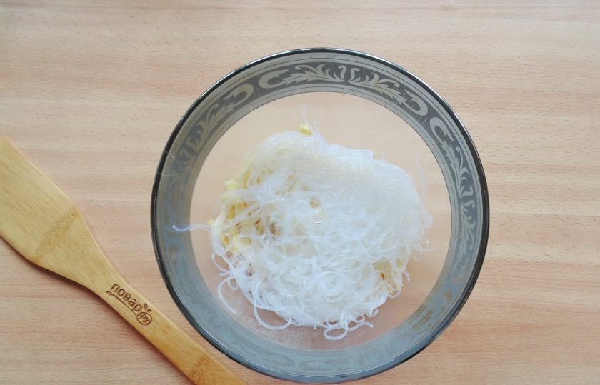 1. Этап. Итальянский салат с фунчозой: Фунчозу приготовьте по инструкции на упаковке. После выложите в салат.