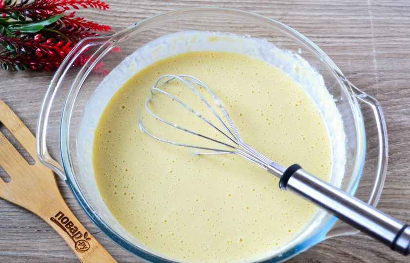 1. Этап. Блинница: Понемногу всыпайте муку и размешивайте венчиком хорошенько, чтобы не было комочков.