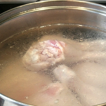 1. Этап. Крем-суп из курицы: Очищенную курицу заливаем водой (около 1,5 л) и варим 15-20 минут, постоянно снимая пенку.