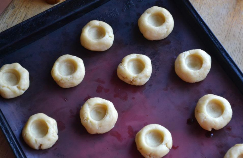 1. Этап. Творожно-банановое печенье диетическое: 1. Смешаем все ингредиенты между собой в блендере. Должна получиться липкая густая масса. Лепим кругляши, выкладываем их на противень. Делаем по центру каждого углубление.