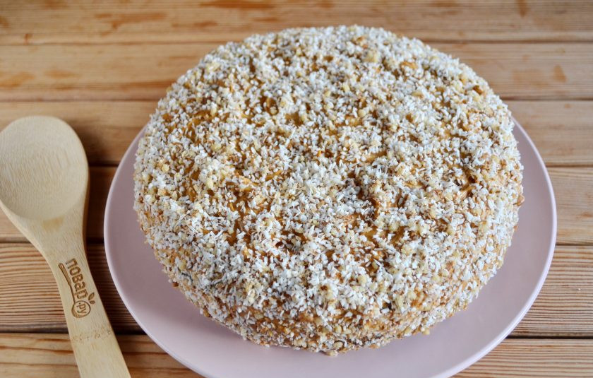 1. Этап. Шоколадный торт с орехами: 14. Перед подачей тортика осторожно с помощью двух лопаток перенесите его на чистое блюдо. Приятного чаепития!