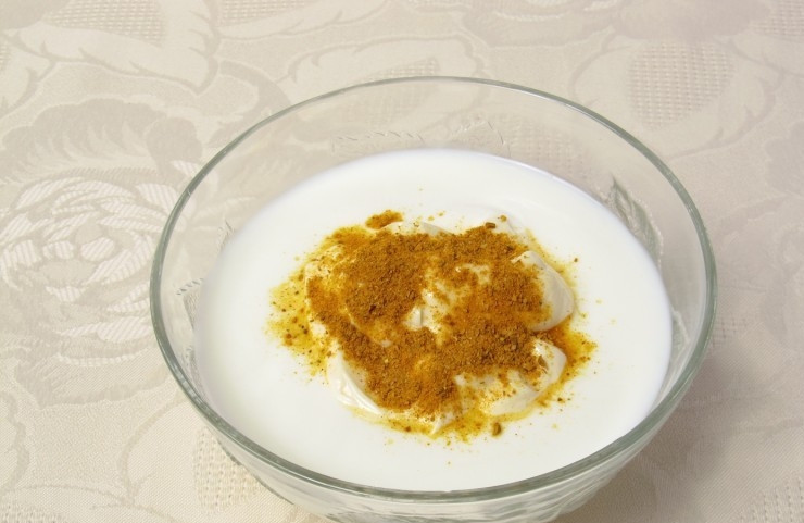 1. Этап. Салат с курицей и грибами слоями: Приготовьте соус. Кефир перемешайте с майонезом и карри.