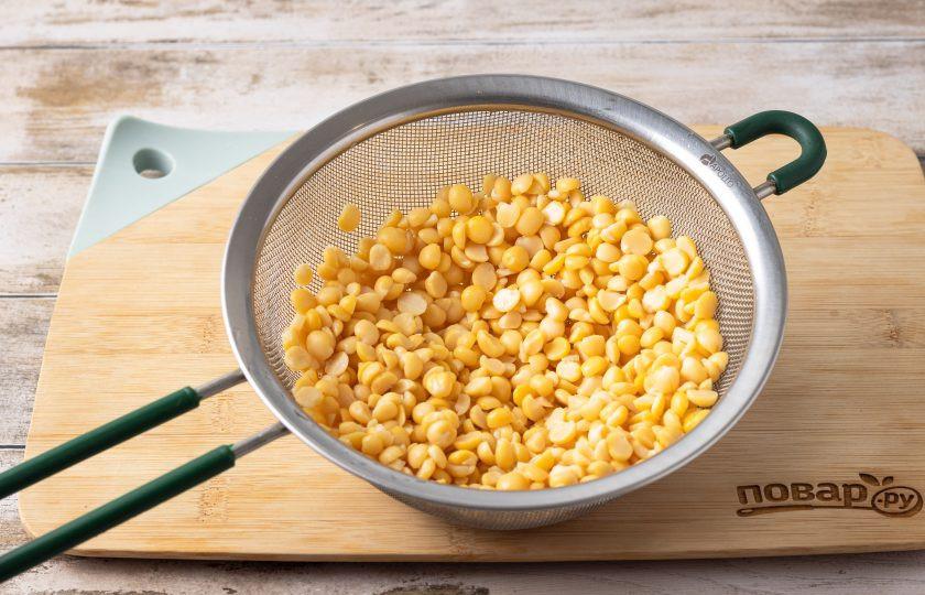 1. Этап. Гороховая каша с морковью и луком в мультиварке: Горох промойте до прозрачности, затем откиньте на сито, чтобы стекла лишняя жидкость.