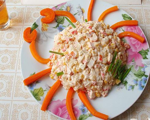 1. Этап. Салат с крабовыми палочками Весёлый краб: 6. С консервированной кукурузы сливаем жидкость. Нарезанные крабовые палочки, яйца, морковь и картофель смешиваем с консервированной кукурузой. Добавляем сюда заправку и хорошо перемешиваем. Салат должен немного настояться, а после горкой выкладываем его на блюдо. Собираем его в холмик округлой формы. Ножки и клешни краба мы формируем из полосок моркови, а хвостик и глазки – из зелени лука. Наш салат готов.
