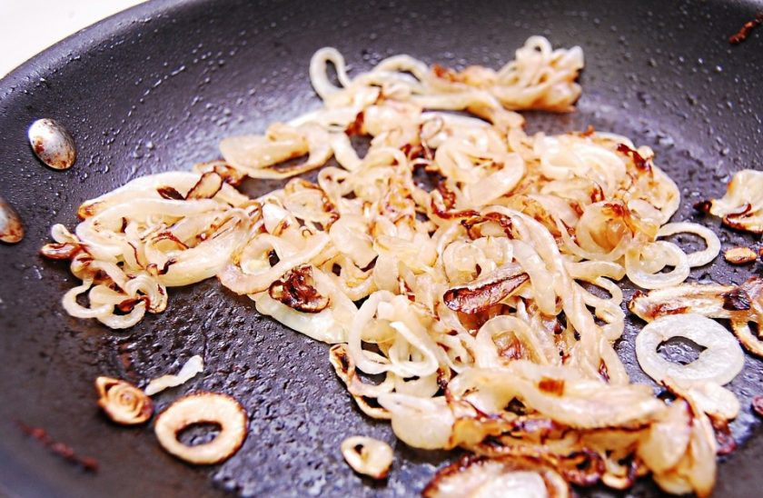 1. Этап. Тыквенные макароны: 1. Лук нашинкуйте кольцами. В сковороде разогрейте масло. Обжарьте в нём лук до карамельного цвета и мягкой текстуры, около 25 минут. В это же время отварите макароны до состояния 