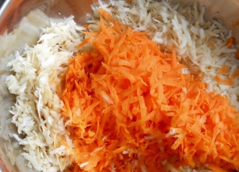 1. Этап. Салат с морковкой: Сельдерей, яблоко и морковь натираем на крупной терке.